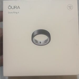 Oura Ring 4 in Sleek Black